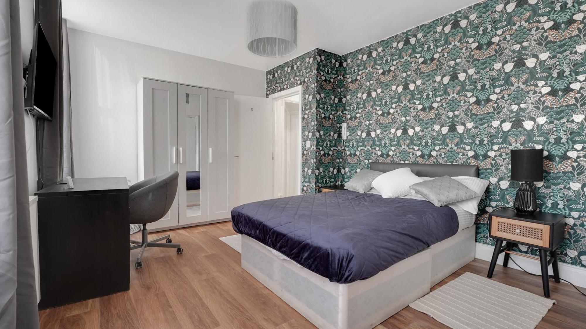 Comfy Double En-Suite Room In Barking Баркинг Екстериор снимка